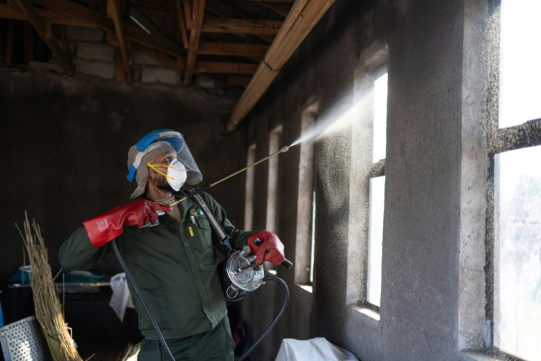 Un technicien spécialisé utilise un appareil de fumigation pour traiter une maison contre les moustiques dans le cadre d'une campagne d'éradication du paludisme, à Calcutta, en Afrique du Sud, le 25 mai 2026 ( AFP / EMMANUEL CROSET )