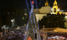 Des spectateurs se rassemblent sur la place de la Mangeoire lors d'une cérémonie d'illumination du sapin de Noël à Bethléem, en Cisjordanie occupée par Israël, le 6 décembre 2025 ( AFP / HAZEM BADER )