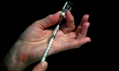 Difficultés d'approvisionnement pour "certaines références spécifiques" de seringues et aiguilles sont à moins d'une semaine du début de la campagne de vaccination contre le Covid-19 ( AFP / Fred TANNEAU )