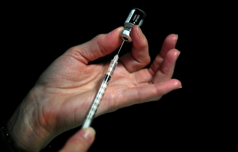 Difficultés d'approvisionnement pour "certaines références spécifiques" de seringues et aiguilles sont à moins d'une semaine du début de la campagne de vaccination contre le Covid-19 ( AFP / Fred TANNEAU )