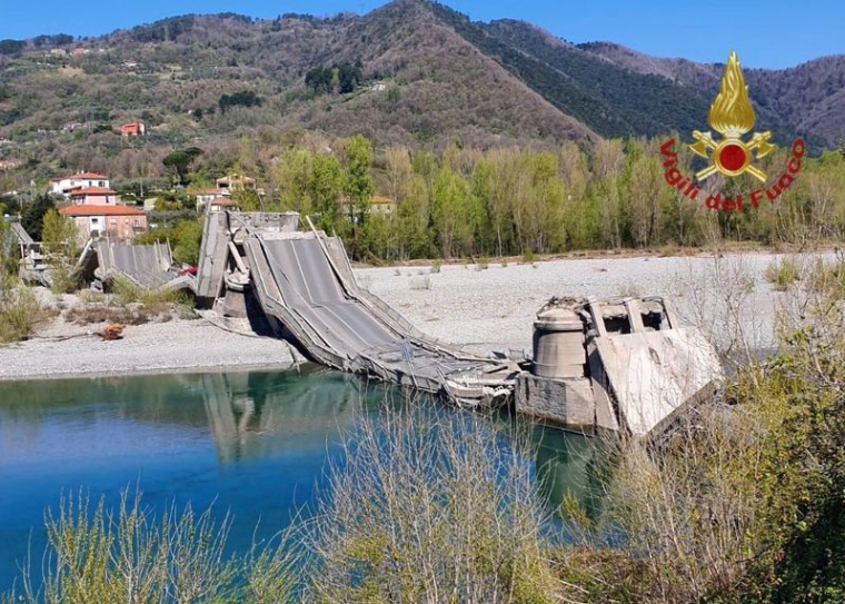 UN PONT ROUTIER S'EFFONDRE DANS LE NORD DE L'ITALIE