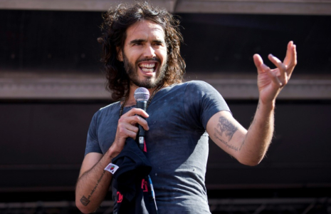 L'actueur britannique Russell Brand prend la parole lors d'un rassemblement anti-austérité à Londres le 21 juin 2014 ( AFP / JUSTIN TALLIS )