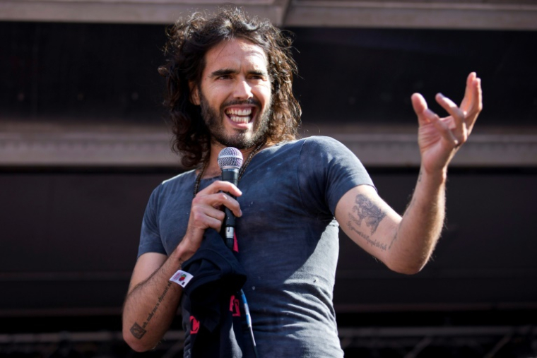 L'actueur britannique Russell Brand prend la parole lors d'un rassemblement anti-austérité à Londres le 21 juin 2014 ( AFP / JUSTIN TALLIS )