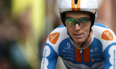 Romain Bardet franchissant la ligne d'arrivée d'une étape du Tour de France 2024