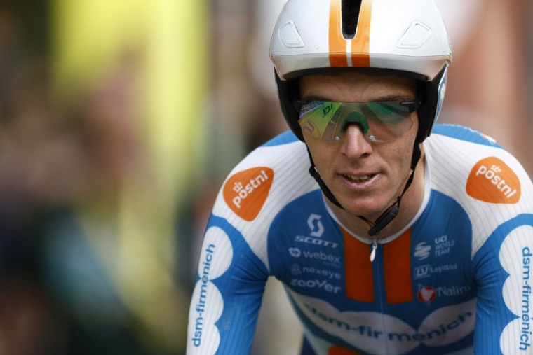 Romain Bardet franchissant la ligne d'arrivée d'une étape du Tour de France 2024