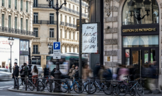 Une affiche à Paris, le 23 mars 2026, en prélude à la série de concerts de Céline Dion attendus à Paris cet automne ( AFP / Blanca CRUZ )