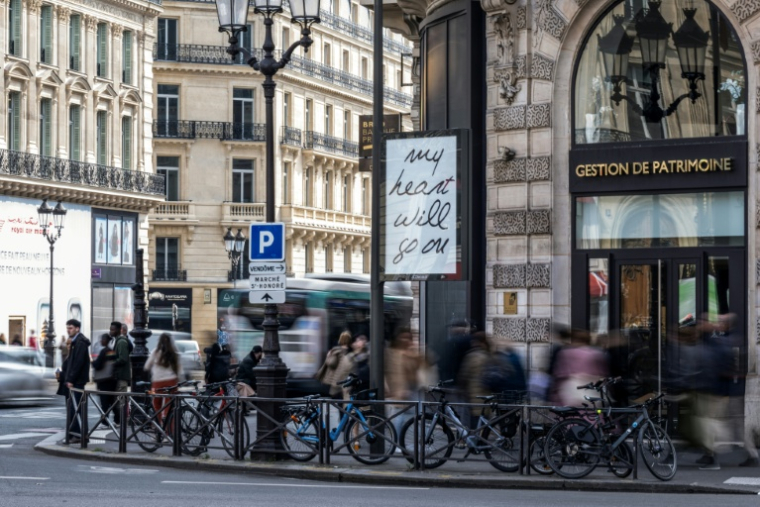 Une affiche à Paris, le 23 mars 2026, en prélude à la série de concerts de Céline Dion attendus à Paris cet automne ( AFP / Blanca CRUZ )