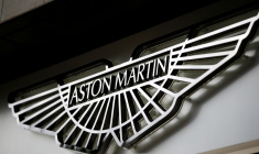 Un logo Aston Martin chez un concessionnaire dans le centre de Londres