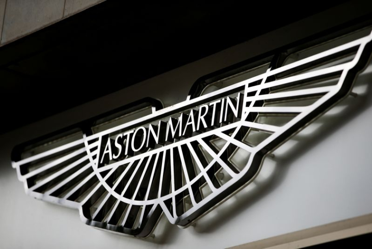Un logo Aston Martin chez un concessionnaire dans le centre de Londres