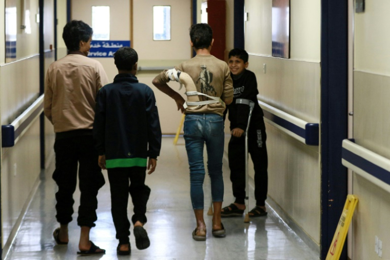 Des jeunes patients, blessés dans des zones de conflit, dans un couloir de l'hôpital Al-Mouwasat, géré par Médecins sans frontières (MSF) à Amman, le 15 avril 2025 en Jordanie ( AFP / Khalil MAZRAAWI )