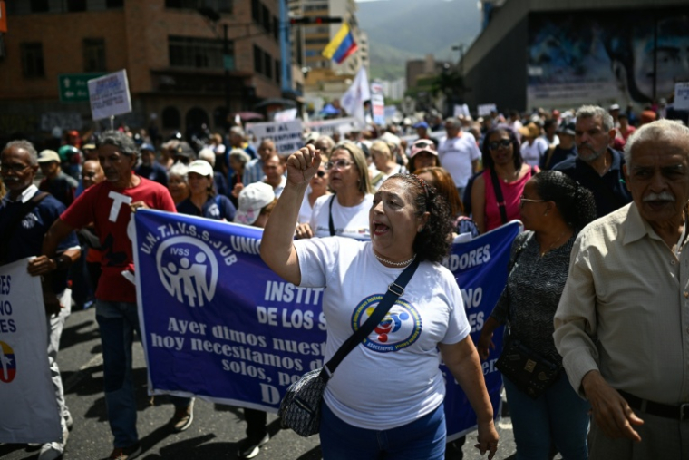 Des retraités et des personnes âgées participent à une manifestation pour exiger de meilleures conditions de vie et des pensions plus élevées à Caracas, le 29 mai 2026 ( AFP / Federico PARRA )