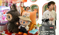 Des mini-poupées Labubu dans un magasin de Shanghai, le 29 août 2025 en Chine ( AFP / Hector RETAMAL )