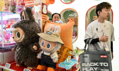 Des mini-poupées Labubu dans un magasin de Shanghai, le 29 août 2025 en Chine ( AFP / Hector RETAMAL )