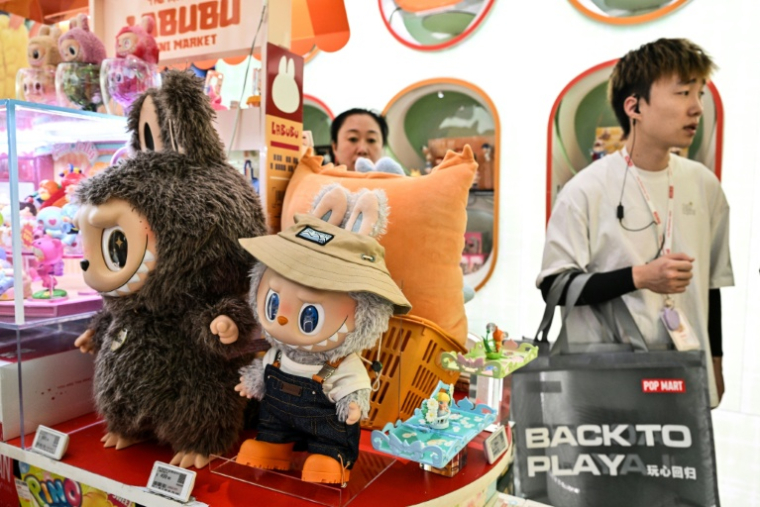 Des mini-poupées Labubu dans un magasin de Shanghai, le 29 août 2025 en Chine ( AFP / Hector RETAMAL )