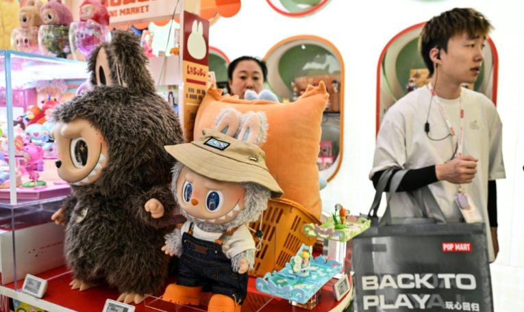 Des mini-poupées Labubu dans un magasin de Shanghai, le 29 août 2025 en Chine ( AFP / Hector RETAMAL )