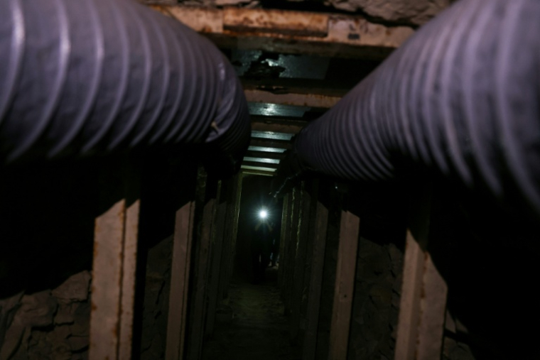 Un tunnel abandonné, supposément utilisé par le Hezbollah, au fond d'une vallée à Zebqine, lors d'une visite de presse organisée par l'armée libanaise, le 28 novembre 2025 dans le sud du Liban ( AFP / anwar amro )