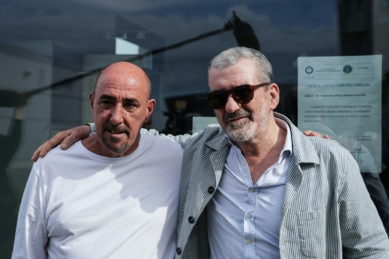 Serge Atlaoui (G) pose à sa sortie de la prison de Meaux-Chauconin avec son avocat, Me Richard Sédillot, le 18 juillet 2025 ( AFP / Dimitar DILKOFF )