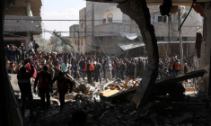 Des Palestiniens se rassemblent sur le site d'une frappe israélienne à Rafah, dans le sud de Gaza