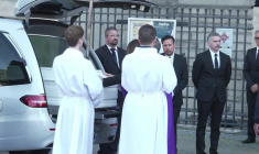 Obsèques de Nathalie Baye: le cercueil suivi de sa fille sort de l'église