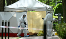 Des membres de la police scientifique sur les lieux où un homme d'affaires a été abattu à Neuilly-sur-Seine, dans les Hauts-de-Seine, le 16 avril 2026 ( AFP / JULIEN DE ROSA )