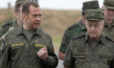 Le vice-président du Conseil de sécurité russe Dmitri Medvedev visite le terrain d'entraînement militaire de Proudboï dans la région de Volgograd