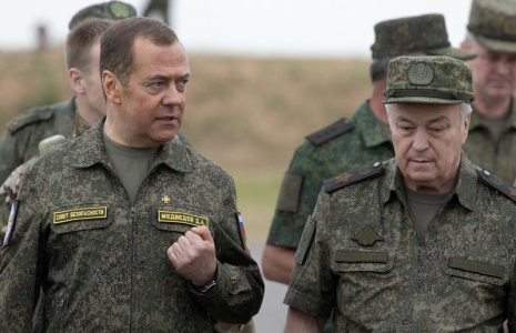 Le vice-président du Conseil de sécurité russe Dmitri Medvedev visite le terrain d'entraînement militaire de Proudboï dans la région de Volgograd