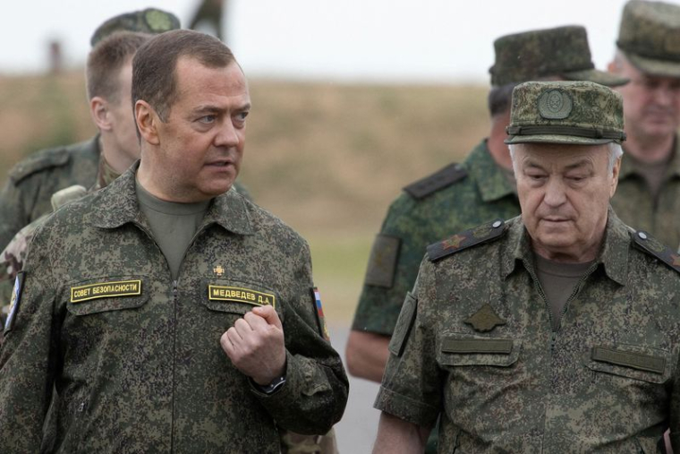 Le vice-président du Conseil de sécurité russe Dmitri Medvedev visite le terrain d'entraînement militaire de Proudboï dans la région de Volgograd
