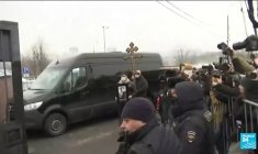 Funérailles de Navalny : des milliers de personnes rassemblées près de l'église