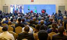 Des représentants du gouvernement écoutent la présidente tanzanienne Samia Suluhu Hassan, à l'issue de la présentation des conclusions d'une commission d'enquête sur les troubles survenus lors des élections, le 23 avril 2026 à Dar es Salaam ( AFP / Ericky Boniphace )