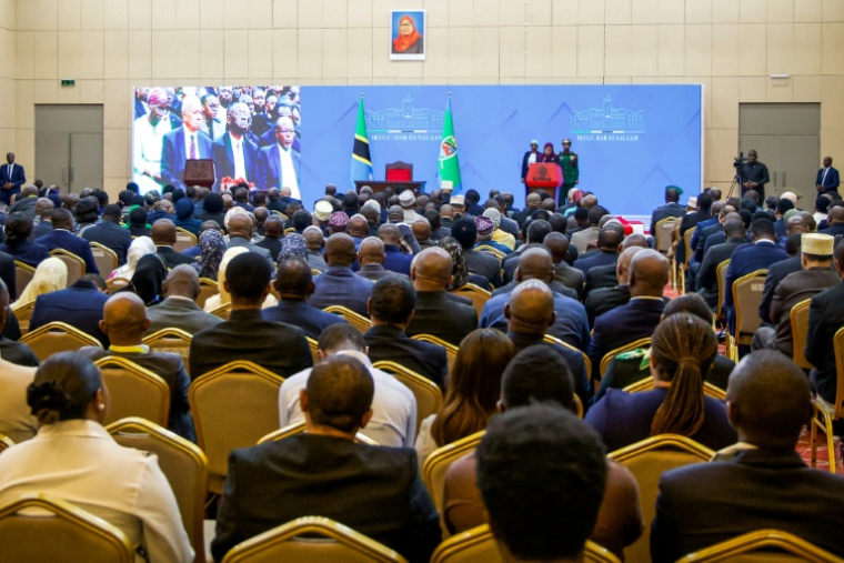 Des représentants du gouvernement écoutent la présidente tanzanienne Samia Suluhu Hassan, à l'issue de la présentation des conclusions d'une commission d'enquête sur les troubles survenus lors des élections, le 23 avril 2026 à Dar es Salaam ( AFP / Ericky Boniphace )