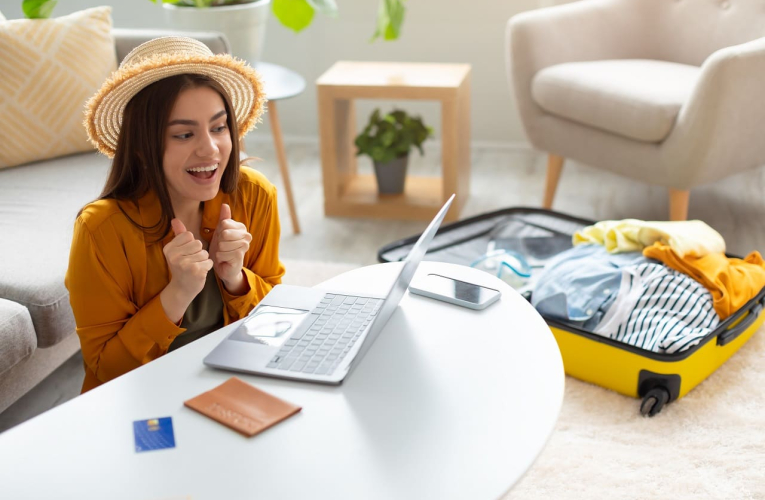 (Jeune femme ravie d'avoir trouvé une offre de voyage en last minute pour l'été -Crédits photo : Adobe Stock)