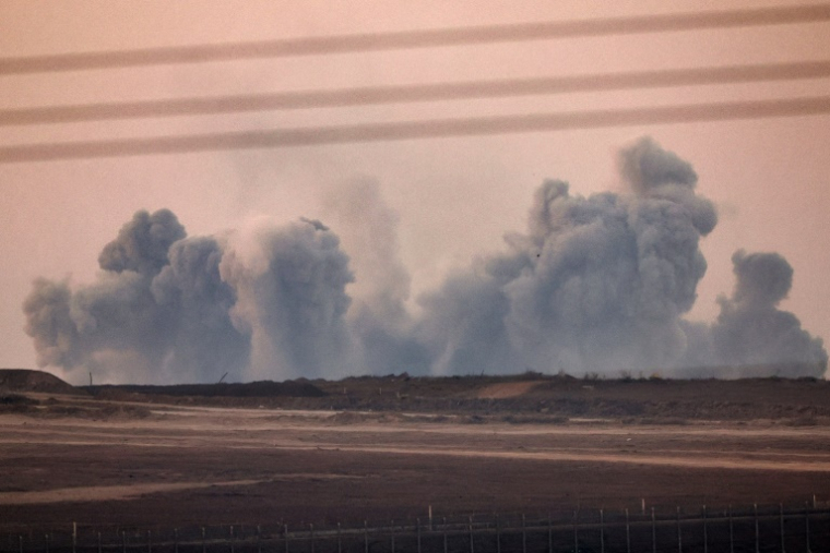 Cette photo, prise depuis un point situé à la frontière israélienne avec la bande de Gaza, montre de la fumée s’élevant d'un secteur lors de frappes israéliennes sur le territoire palestinien, le 21 juillet 2025 ( AFP / Jack GUEZ )