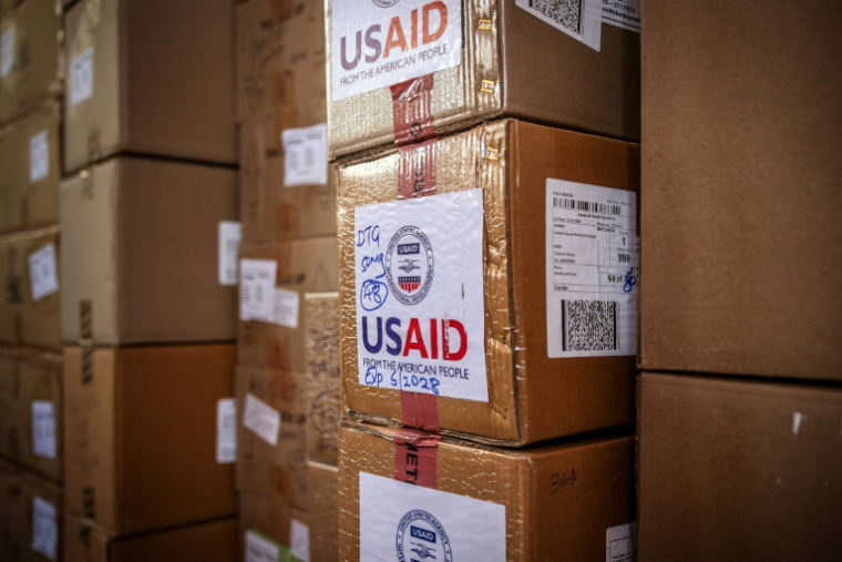 Des cartons de médicaments livrés par l'Agence des États-Unis pour le développement international (Usaid), aujourd'hui démantelée, dans un entrepôt de pharmacie à l'hôpital de référence du comté de Lodwar, le 1er avril 2025 au Kenya ( AFP / Luis TATO )