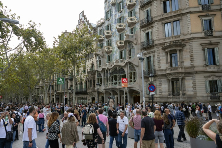 Des touristes à Barcelone, en Espagne, le 11 octobre 2024 ( AFP / JOSEP LAGO )