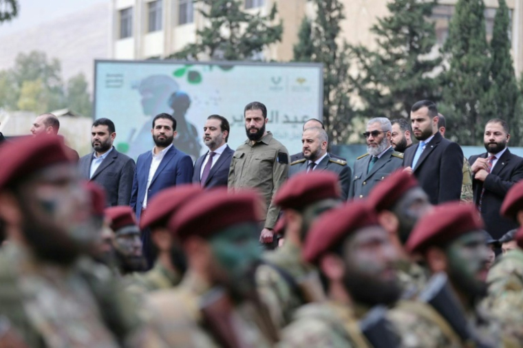 Le président syrien Ahmad al-Chareh assiste à un défilé militaire le 8 décembre 2025 à Damas, un an après la chute de Bachar al-Assad. Photo distribuée par l'agence syrienne Sana ( SANA / Handout )