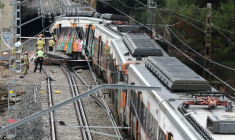 Des pompiers sur le site où un train régional est entré en collision avec un mur effondré entre Sant Sadurni d'Anoia et Gelida, près de Barcelone, le 21 janvier 2026 en Espagne ( AFP / Josep LAGO )