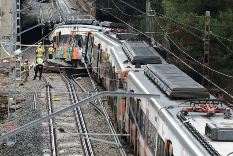 Des pompiers sur le site où un train régional est entré en collision avec un mur effondré entre Sant Sadurni d'Anoia et Gelida, près de Barcelone, le 21 janvier 2026 en Espagne ( AFP / Josep LAGO )
