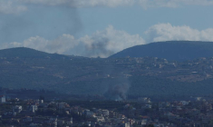 De la fumée s'échappe près de la ville libanaise de Tyr