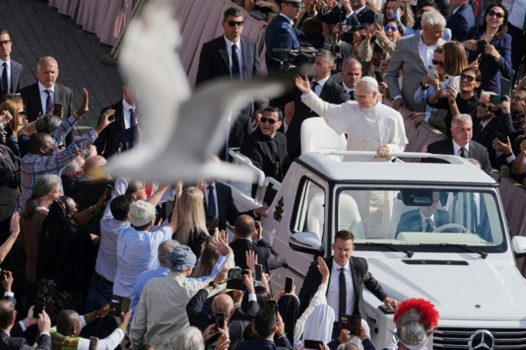 Le pape Léon XIV salue la foule à bord de la papamobile, place Saint-Pierre au Vatican, le 18 mai 2025 ( POOL / Jacquelyn Martin )