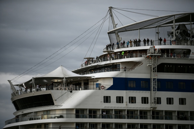 Le navire de croisière Aidaluna navigue sur la Garonne en direction du port de Bordeaux, le 16 mai 2026  ( AFP / Christophe ARCHAMBAULT )