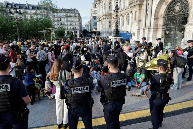 Rassemblement de sans abri devant l'Hôtel de ville de Paris, le 5 août 2025 ( AFP / STEPHANE DE SAKUTIN )