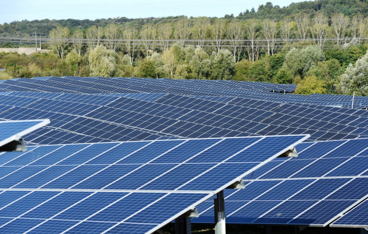 Des panneaux solaires à Marcoussis, au sud Paris, le 4 octobre 2022. ( AFP / ERIC PIERMONT )