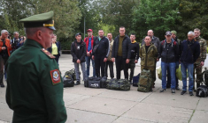 Un militaire russe s'adresse aux réservistes dans la ville de Voljski, en Russie