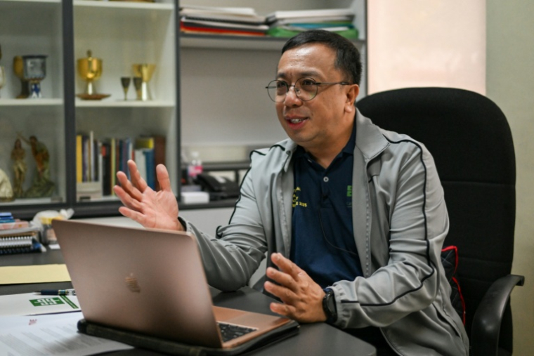 Le prêtre Dan Cancino, de la Conférence épiscopale catholique des Philippines, lors d'un entretien avec l'AFP à Quezon City, à Quezon City, dans la région métropolitaine de Manille, le 10 février 2026 ( AFP / Jam STA ROSA )