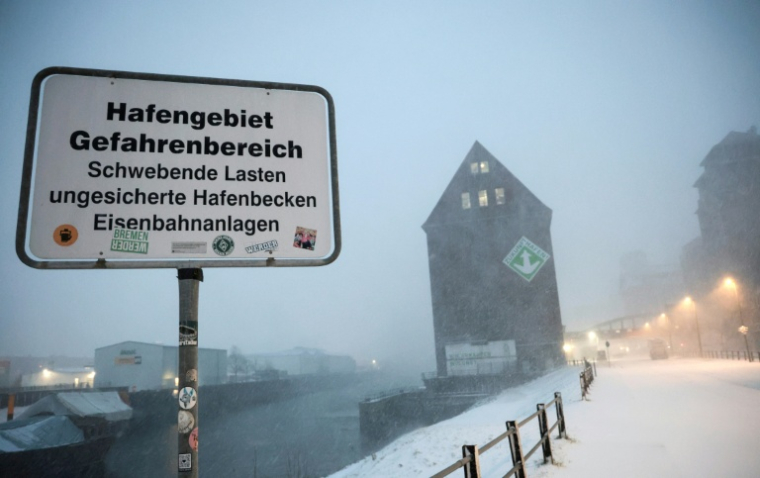 Forte chute de neige sur le port de Brême, en Allemagne, le 9 janvier 2026 ( AFP / STRINGER )