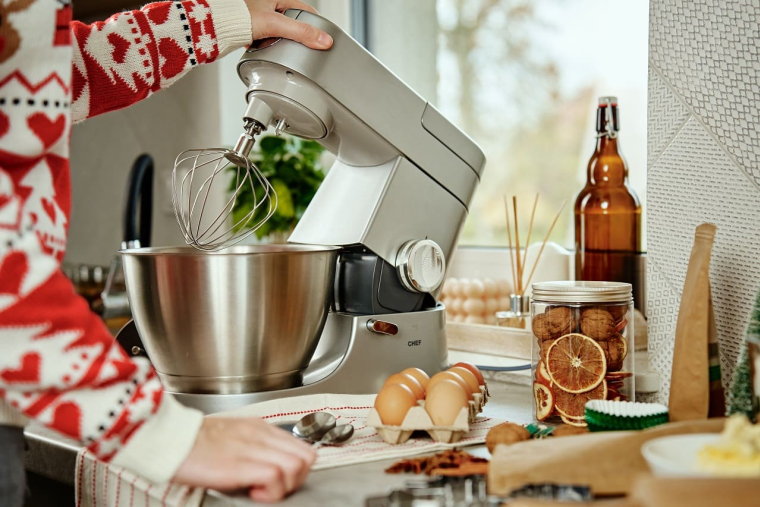 (Crédits photo : Adobe Stock - Nouvel ustensile culinaire moderne reçu à Noël en cadeau)