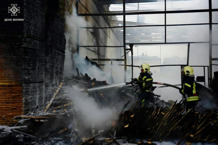 Photo prise et publiée par le Service d'urgence de l'État ukrainien, le 9 juillet 2025, de pompiers éteignant un incendie après une attaque russe dans la région de Kiev ( Service d'urgence de l'État ukrainien / Handout )