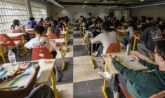 Des lycéens se préparent à débuter l'écrit du bac français, à Marseille, le 11 juin 2026 ( AFP / MIGUEL MEDINA )