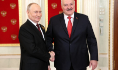 Vladimir Poutine et Alexandre Loukachenko à Moscou, en Russie, le 9 mai 2024. ( POOL / MIKHAIL METZEL )