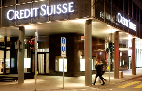 CREDIT SUISSE RÉORGANISE SA BANQUE D'INVESTISSEMENT, DEUXIÈME TRIMESTRE MEILLEUR QUE PRÉVU